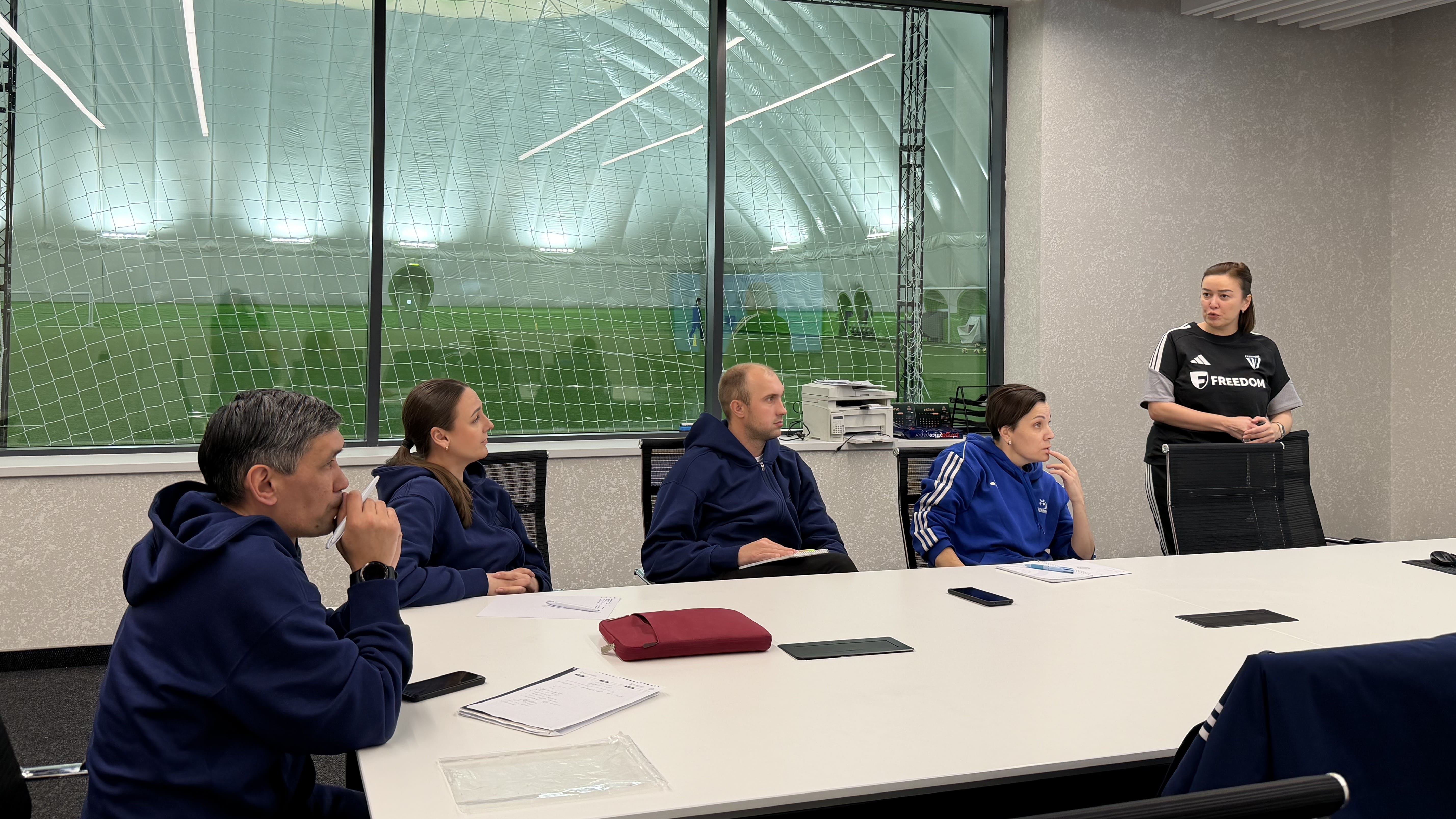 ССБ «Астана» әйелдер командаларының бапкерлеріне арналған оқыту өткізуде